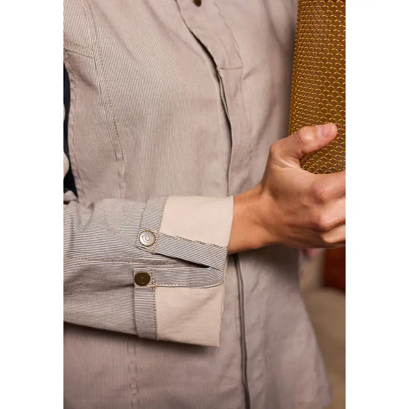 Chaqueta show cooking hibisco Norvil 1531 8 Chaqueta show cooking hibisco Norvil 1531 en beige pardo, detalle de la prenda, sobre modelo.
