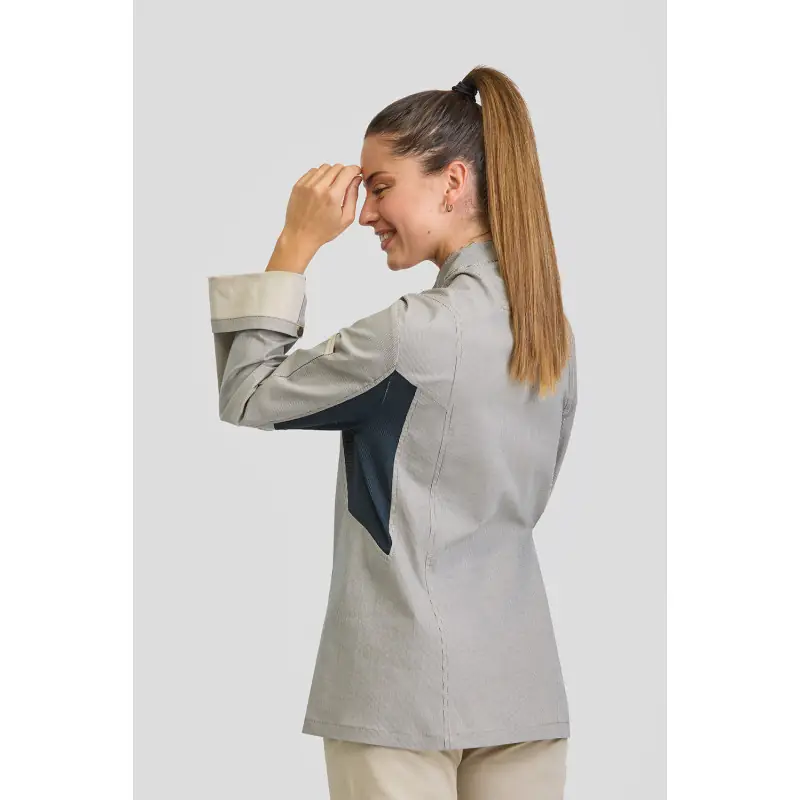 Chaqueta show cooking hibisco Norvil 1531 6 Chaqueta show cooking hibisco Norvil 1531 en beige pardo, vista trasera, sobre modelo.