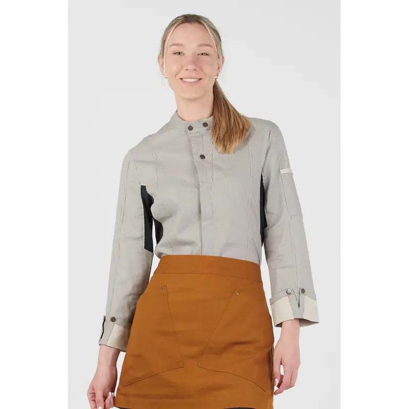 Chaqueta show cooking hibisco Norvil 1531 4 Chaqueta show cooking hibisco Norvil 1531 en beige pardo, vista frontal, sobre modelo.