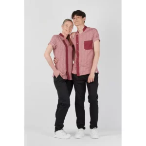 Chaqueta chef ecológica Norvil 1533 en burdeos, vista frontal, con varias personas.
