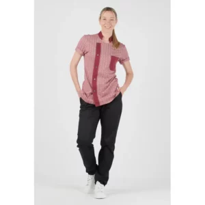 Chaqueta chef ecológica Norvil 1533 en burdeos, vista frontal, sobre modelo.