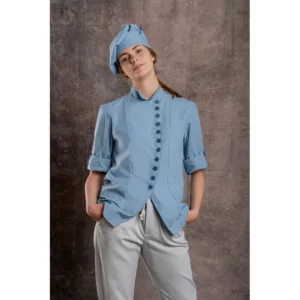 Chaqueta chef ecológica Norvil 1536 en azul celeste, vista frontal, sobre modelo.