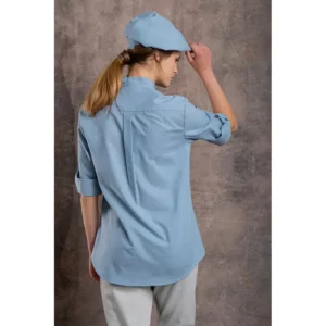 Chaqueta chef ecológica Norvil 1536 en azul celeste, vista trasera, sobre modelo.