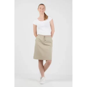 Falda sport confort fit Norvil 1638 en tostado, vista frontal, sobre modelo.