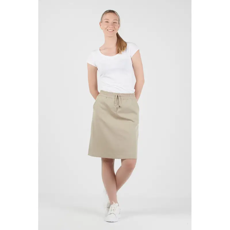 Falda sport confort fit Norvil 1638 1 Falda sport confort fit Norvil 1638 en tostado, vista frontal, sobre modelo.