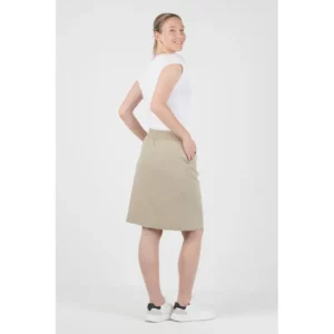 Falda sport confort fit Norvil 1638 en tostado, vista trasera, sobre modelo.