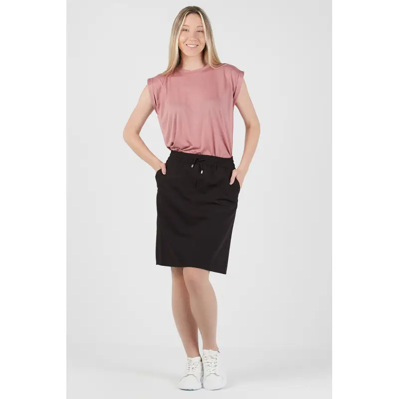 Falda sport confort fit Norvil 1638 3 Falda sport confort fit Norvil 1638 en negro, vista frontal, sobre modelo.