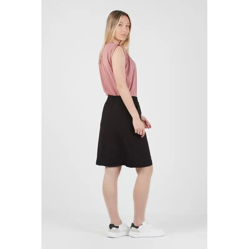 Falda sport confort fit Norvil 1638 5 Falda sport confort fit Norvil 1638 en negro, vista trasera, sobre modelo.