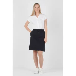Falda sport confort fit Norvil 1638 en marino, vista frontal, sobre modelo.