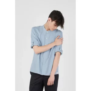 Camisa ecológica unisex Norvil 164 en azul celeste, vista frontal, sobre modelo.