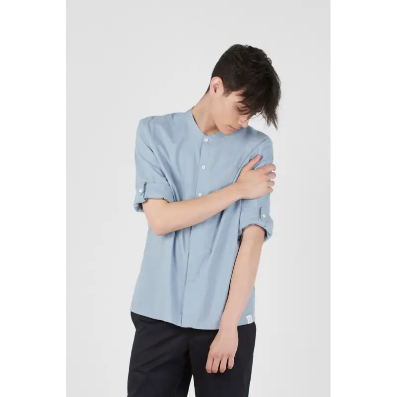 Camisa ecológica unisex Norvil 164 1 Camisa ecológica unisex Norvil 164 en azul celeste, vista frontal, sobre modelo.