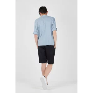 Camisa ecológica unisex Norvil 164 en azul celeste, vista trasera, sobre modelo.