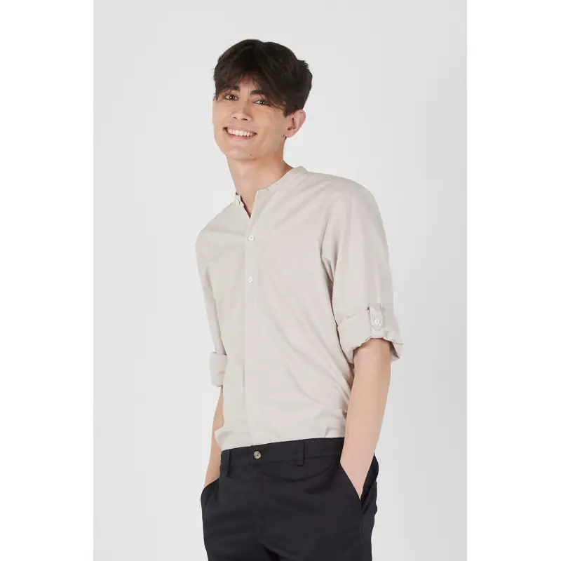 Camisa ecológica unisex Norvil 164 3 Camisa ecológica unisex Norvil 164 en gris claro, vista de tres cuartos, sobre modelo.