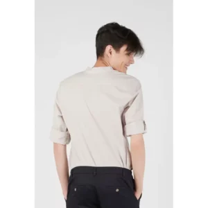 Camisa ecológica unisex Norvil 164 en gris claro, vista trasera, sobre modelo.