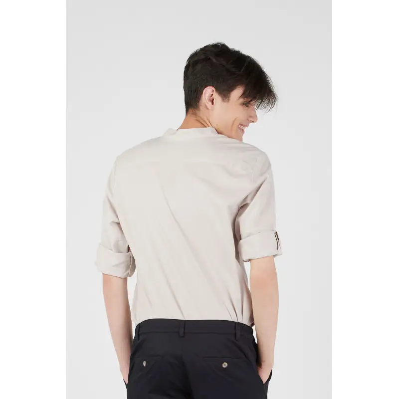Camisa ecológica unisex Norvil 164 4 Camisa ecológica unisex Norvil 164 en gris claro, vista trasera, sobre modelo.