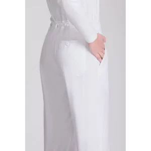 Pantalón ecológico unisex Norvil 1708 en blanco, vista de tres cuartos, sobre modelo y encuadre parcial.