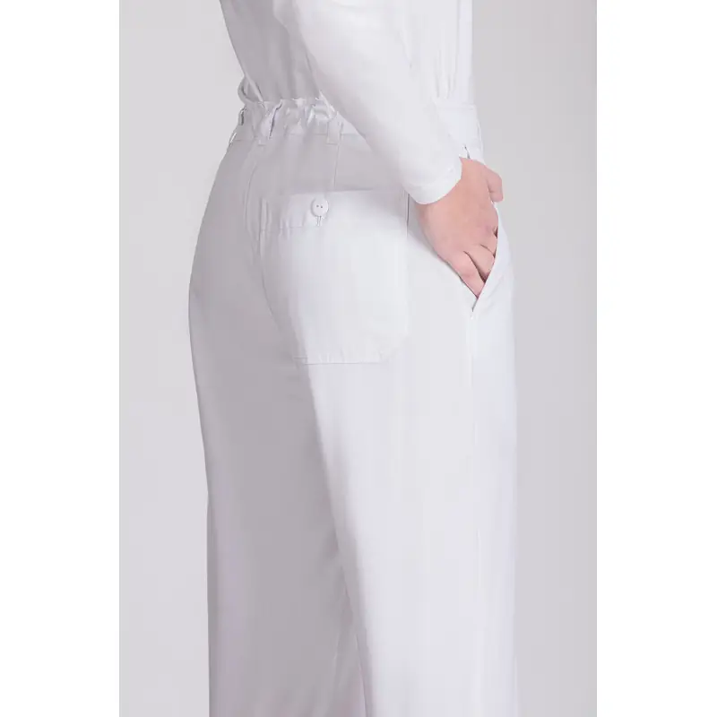 Pantalón ecológico unisex Norvil 1708 2 Pantalón ecológico unisex Norvil 1708 en blanco, vista de tres cuartos, sobre modelo y encuadre parcial.