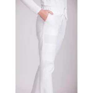 Pantalón sanitario de mujer Norvil 1709 en blanco, vista de tres cuartos, sobre modelo y encuadre parcial.