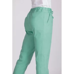 Pantalón sanitario de mujer Norvil 1709 en verde agua, vista trasera, sobre modelo y encuadre parcial.