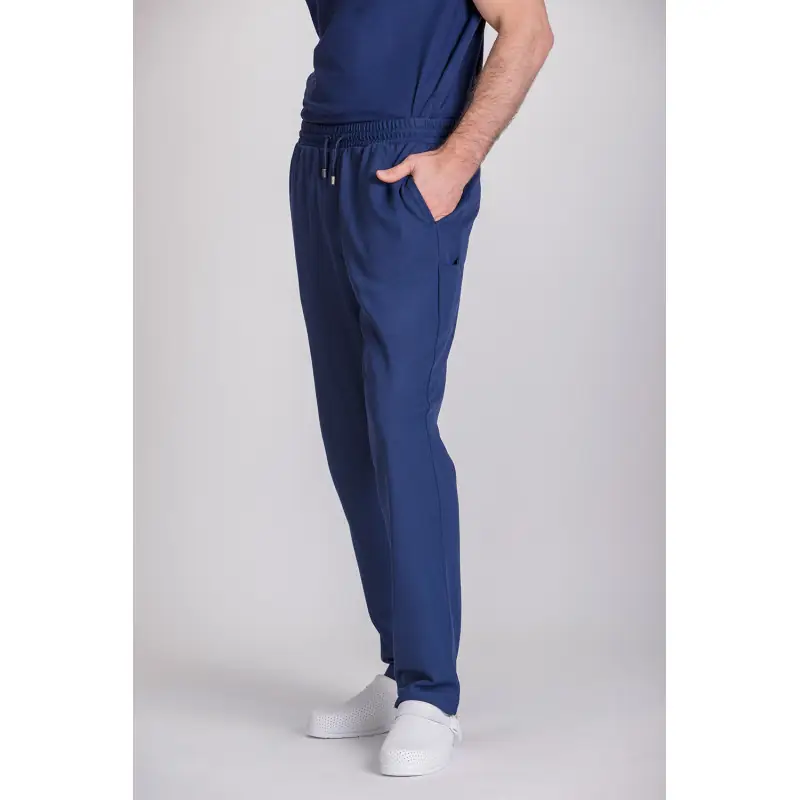 Pantalón Natura® unisex Norvil 1715 1 Pantalón Natura® unisex Norvil 1715 en marino, vista frontal, sobre modelo.