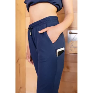 Pantalón Natura® unisex Norvil 1715 en marino, vista de tres cuartos, sobre modelo y encuadre parcial.