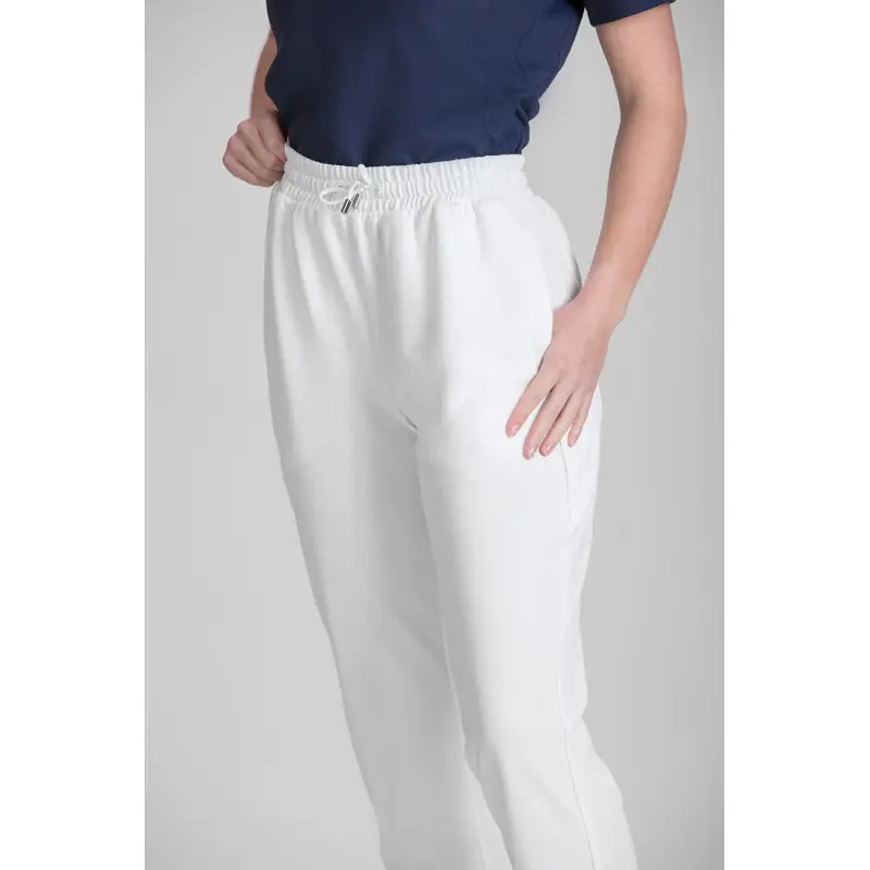 Pantalón Natura® unisex Norvil 1715 4 Pantalón Natura® unisex Norvil 1715 en blanco, vista frontal, sobre modelo y encuadre parcial.