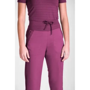 Pantalón sanitario de mujer Norvil 1717 en fucsia, vista frontal, sobre modelo y encuadre parcial.