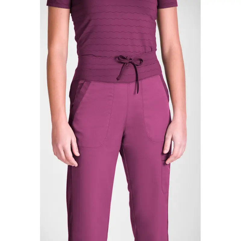 Pantalón sanitario de mujer Norvil 1717 3 Pantalón sanitario de mujer Norvil 1717 en fucsia, vista frontal, sobre modelo y encuadre parcial.
