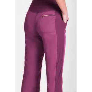 Pantalón sanitario de mujer Norvil 1717 en fucsia, vista trasera, sobre modelo y encuadre parcial.