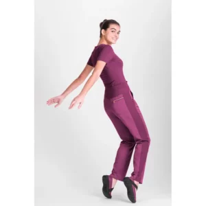 Pantalón sanitario de mujer Norvil 1717 en fucsia, vista de tres cuartos, sobre modelo.
