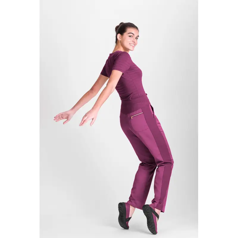 Pantalón sanitario de mujer Norvil 1717 4 Pantalón sanitario de mujer Norvil 1717 en fucsia, vista de tres cuartos, sobre modelo.