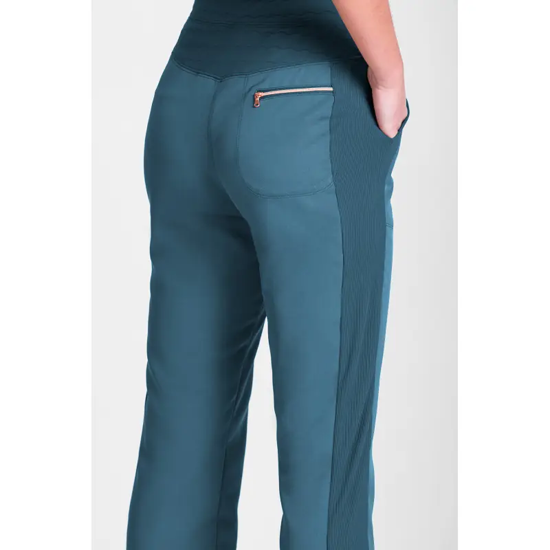 Pantalón sanitario de mujer Norvil 1717 8 Pantalón sanitario de mujer Norvil 1717 en petróleo, vista trasera, sobre modelo y encuadre parcial.