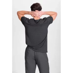 Pantalón sanitario unisex Norvil 1718 en gris oscuro, vista trasera, sobre modelo y encuadre parcial.