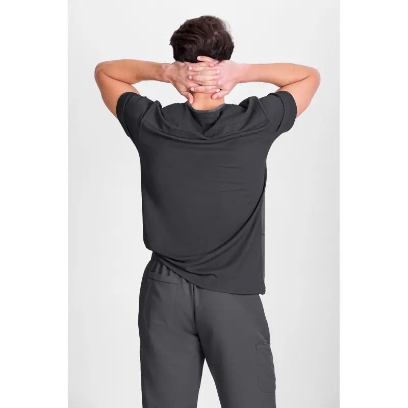 Pantalón sanitario unisex Norvil 1718 2 Pantalón sanitario unisex Norvil 1718 en gris oscuro, vista trasera, sobre modelo y encuadre parcial.