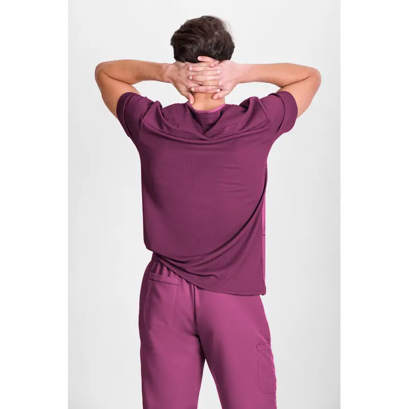 Pantalón sanitario unisex Norvil 1718 5 Pantalón sanitario unisex Norvil 1718 en fucsia, vista trasera, sobre modelo y encuadre parcial.