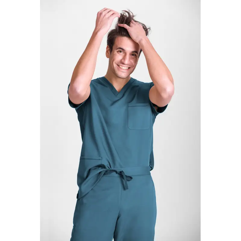 Pantalón sanitario unisex Norvil 1718 7 Pantalón sanitario unisex Norvil 1718 en petróleo, vista frontal, sobre modelo y encuadre parcial.