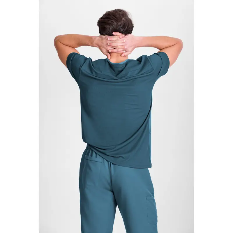 Pantalón sanitario unisex Norvil 1718 8 Pantalón sanitario unisex Norvil 1718 en petróleo, vista trasera, sobre modelo y encuadre parcial.