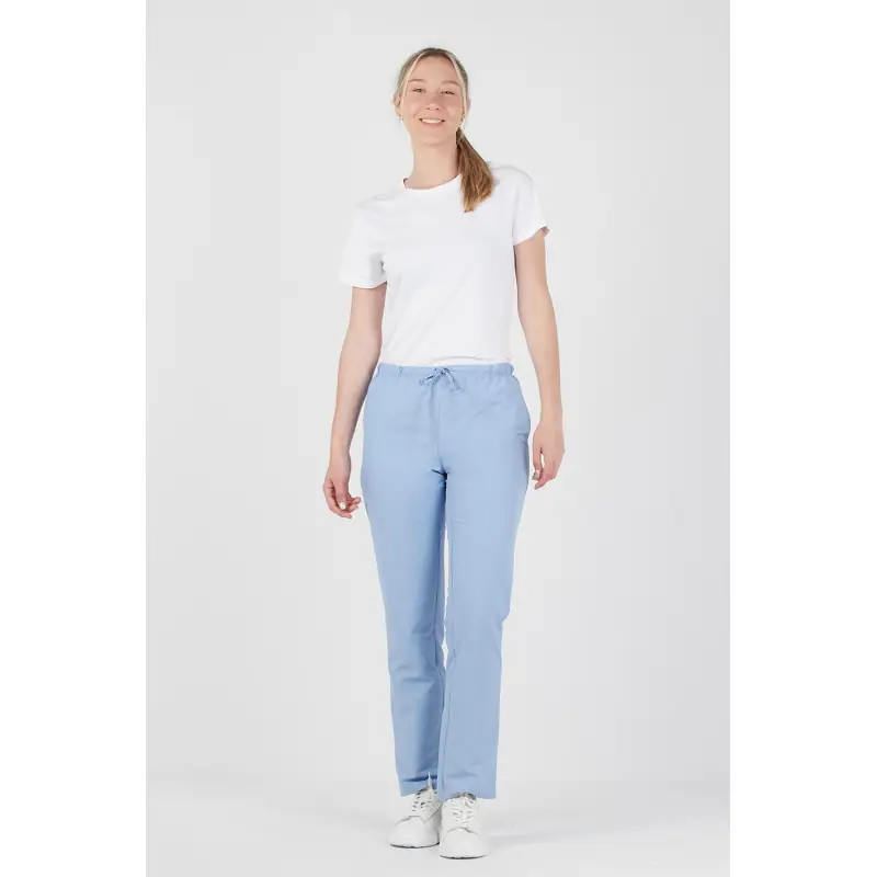Pantalón antilejía unisex Norvil 1719 1 Pantalón antilejía unisex Norvil 1719 en azul celeste, vista frontal, sobre modelo.
