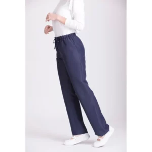 Pantalón antilejía unisex Norvil 1719 en marino, vista de tres cuartos, sobre modelo.