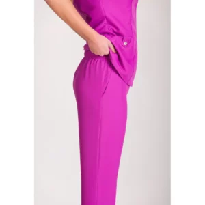 Pantalón antilejía unisex Norvil 1719 en ciruela, vista de tres cuartos, sobre modelo y encuadre parcial.