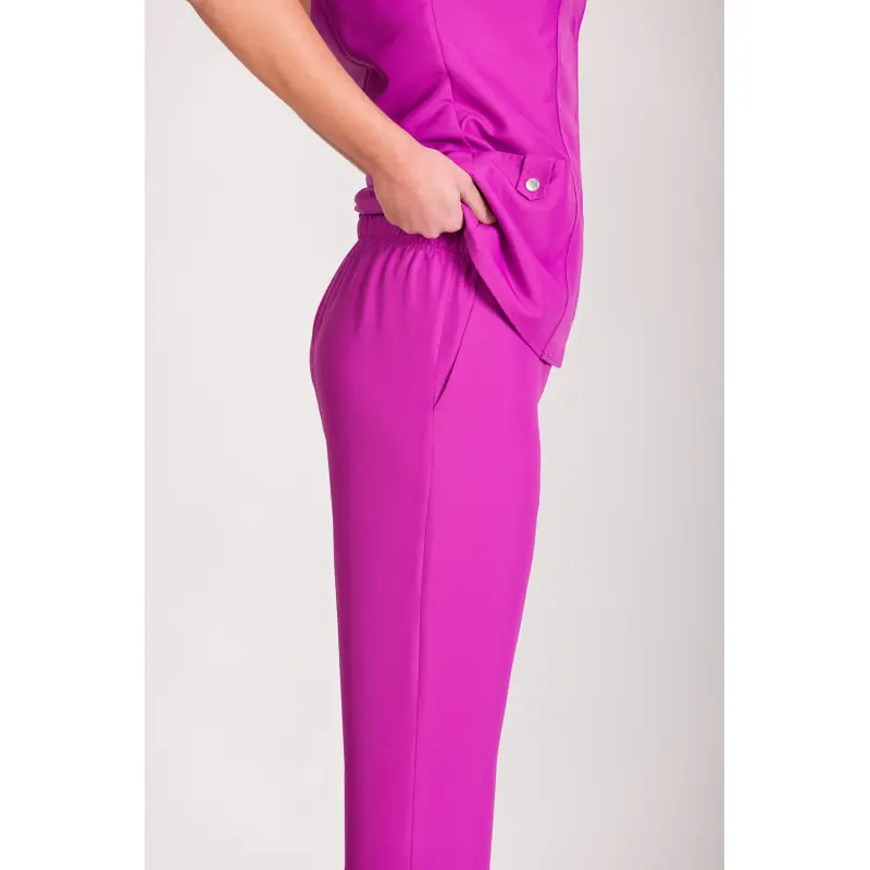 Pantalón antilejía unisex Norvil 1719 5 Pantalón antilejía unisex Norvil 1719 en ciruela, vista de tres cuartos, sobre modelo y encuadre parcial.