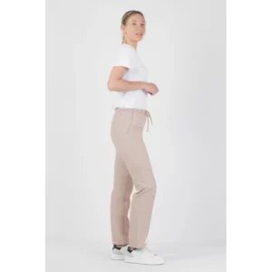 Pantalón antilejía unisex Norvil 1719 en beige claro, vista de tres cuartos, sobre modelo.