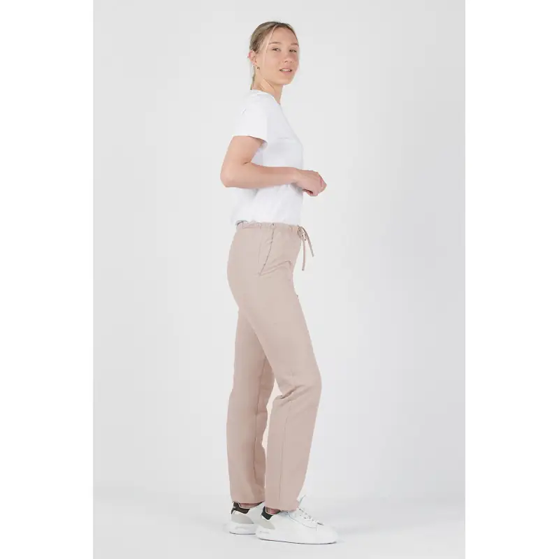 Pantalón antilejía unisex Norvil 1719 4 Pantalón antilejía unisex Norvil 1719 en beige claro, vista de tres cuartos, sobre modelo.