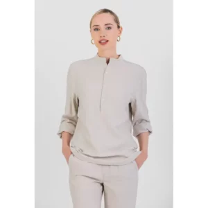 Camisa efecto lino unisex Norvil 172 en crudo, vista frontal, sobre modelo.