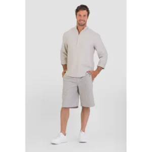 Camisa efecto lino unisex Norvil 172 en crudo, vista frontal, sobre modelo.