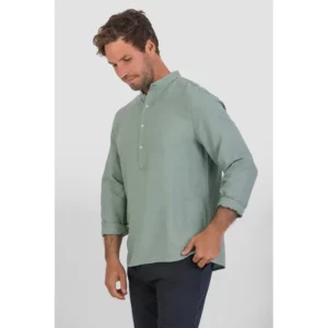Camisa efecto lino unisex Norvil 172 en verde seco, vista frontal, sobre modelo.