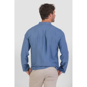Camisa efecto lino unisex Norvil 172 en lavanda, vista trasera, sobre modelo.