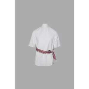 Camisa de mujer con cinturón Norvil 172-P084 en crudo con cinturón burdeos, vista frontal.