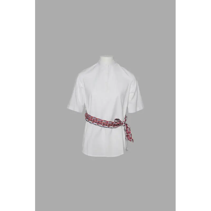 Camisa de mujer con cinturón Norvil 172-P084 1 Camisa de mujer con cinturón Norvil 172-P084 en crudo con cinturón burdeos, vista frontal.