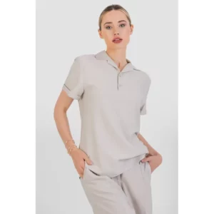 Camisa efecto lino unisex Norvil 1720 en crudo, vista frontal, sobre modelo.